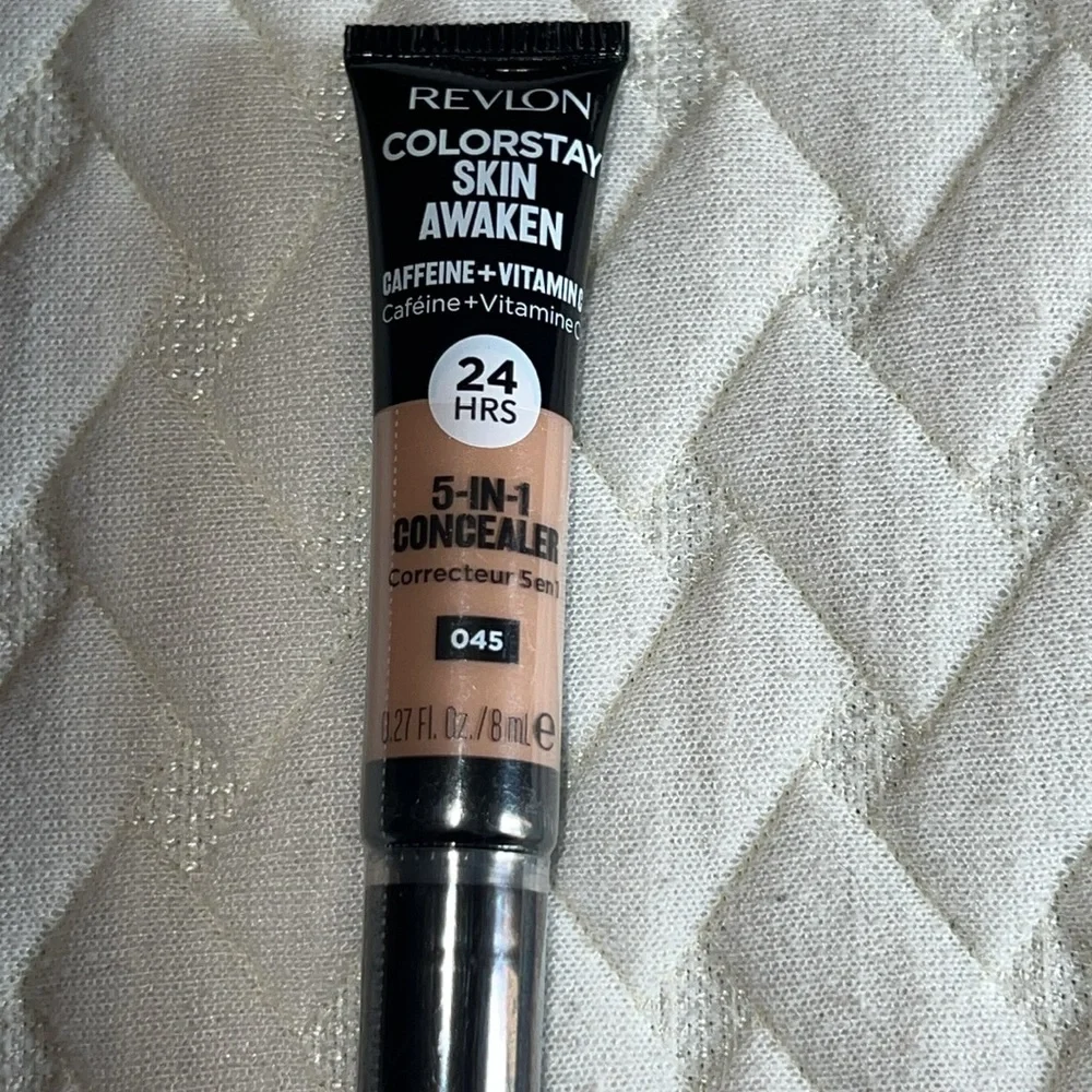 Revlon Colorstay skin Awaken Concealer in Shade 045